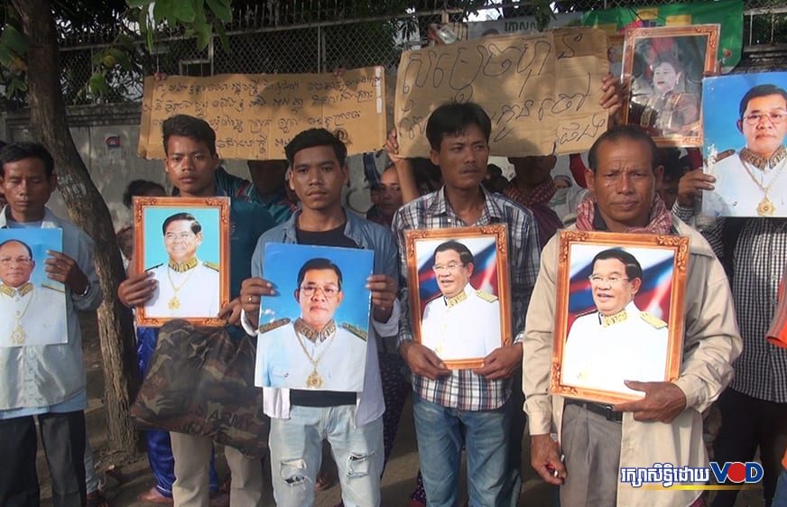 អ្នកភូមិមានជម្លោះដីធ្លីមកពីខេត្តក្រចេះ តវ៉ាមុខផ្ទះលោកនាយករដ្ឋមន្រ្តី ហ៊ុន សែន ដើម្បីរកកិច្ចអន្តរាគមន៍ជួយដោះស្រាយវិវាទដីធ្លីរបស់ពួកគេ នៅព្រឹកថ្ងៃទី២៤ ខែតុលា ឆ្នាំ២០១៨។ (រូបភាព៖ ហ៊ី ឆាយ)