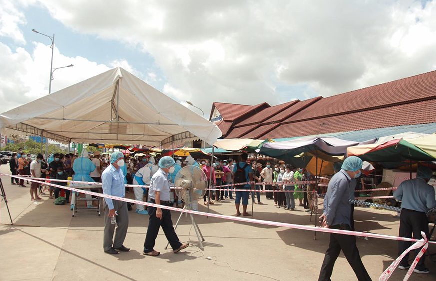នាថ្ងៃទី២៥ ខែមិថុនា ឆ្នាំ២០២១ ក្រុមគ្រូពេទ្យបានចុះទៅយកសំណាកពីបងប្អូនប្រជាពលរដ្ឋនិងអាជីវករនៅផ្សារលើធំថ្មី តាមរយៈតេស្តសំណាក (តេស្តរហ័ស) បន្ទាប់ពីរកឃើញអ្នកវិជ្ជមានកូវីដ-១៩ជាច្រើននាក់ដែលពាក់ព័ន្ធនឹងព្រឹត្តិការណ៍២០កុម្ភៈ។ (ហ្វេសប៊ុក៖ រដ្ឋបាលខេត្តសៀមរាប/Siem Reap Provincial Hall)