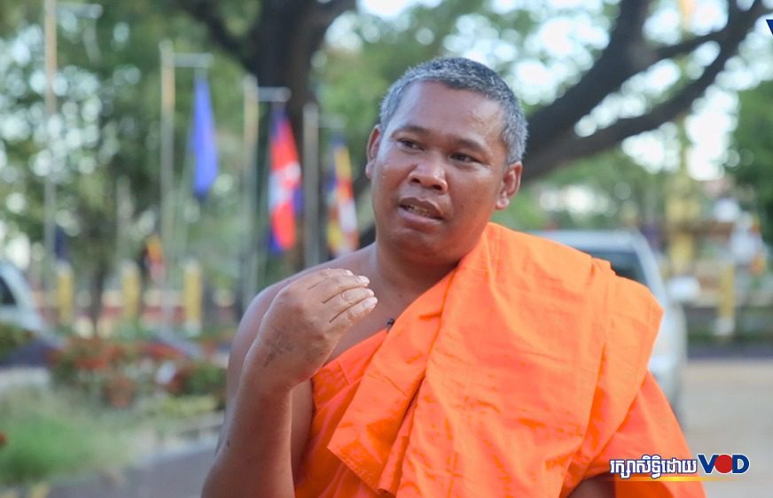 ព្រះ​តេជគុណ ប៊ុ​ន សា​លួត ដែល​ជា​មេគណ​ខេត្ត​ឧត្តរមានជ័យ និង​ជា​ចៅអធិការវត្ត​ប្រាសាទ​រាជា​សំរោង ក្នុង​ក្រុង​សំរោង ខេត្ត​ឧត្តរមានជ័យ ផ្ដល់​បទសម្ភាសន៍​ពី​រឿង​ដែល​ព្រះ​តេជគុណ​នឹង​លាចាក​សិក្ខាបទ។ (ជន ចាន់​រ៉ែ​ន)