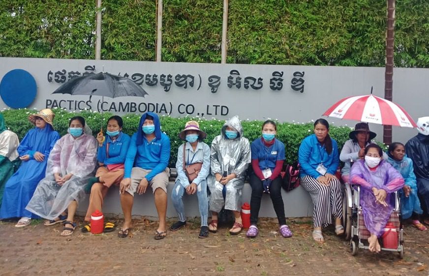 ព្រឹកថ្ងៃទី២៨ ខែសីហា ឆ្នាំ២០២០ កម្មករនិយោជិតបម្រើការងារនៅរោងចក្រ ផេកធីក (ខេមបូឌា) ខូអិលធីឌី (Pactics (Cambodia) Co., Ltd) ខេត្តសៀមរាប​ បន្តធ្វើកូដកម្មដោយសន្តិវិធី ដើម្បីទាមទារលក្ខខណ្ឌការងារនិងអត្ថប្រយោជន៍ផ្សេង រួមទាំងទាមទារឱ្យថៅកែអនុញ្ញាតសហជីពចូលធ្វើការវិញ។ (សង់ត្រាល់ - CENTRAL)
