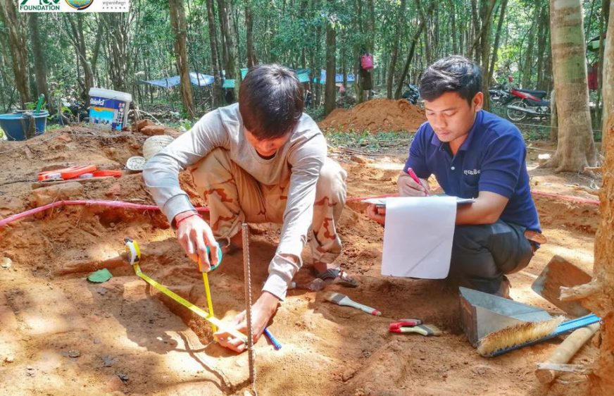 ក្រុមកំណាយស្រាវជ្រាវមកពីស្ថាប័នចម្រុះ។រូបពីក្រសួងបរិស្ថាន