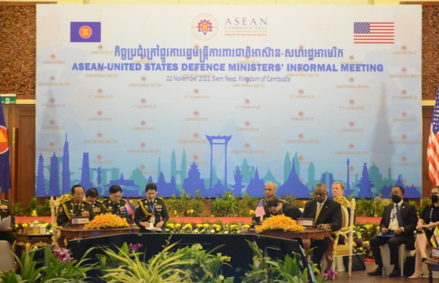 លោក ទៀ បាញ់ ឧបនាយករដ្ឋមន្ត្រី រដ្ឋមន្ត្រីក្រសួងការពារជាតិ ជួបពិភាក្សាការងារជាមួយលោក ឡយ អូសស្ទីន រដ្ឋមន្ត្រីការពារជាតិសហរដ្ឋអាមេរិក ក្នុងកិច្ចប្រជុំក្រៅផ្លូវការរដ្ឋមន្ត្រីការពារជាតិអាស៊ាន-សហរដ្ឋអាមេរិក ល្ងាចថ្ងៃទី២២ ខែវិច្ឆិកា ឆ្នាំ២០២២។