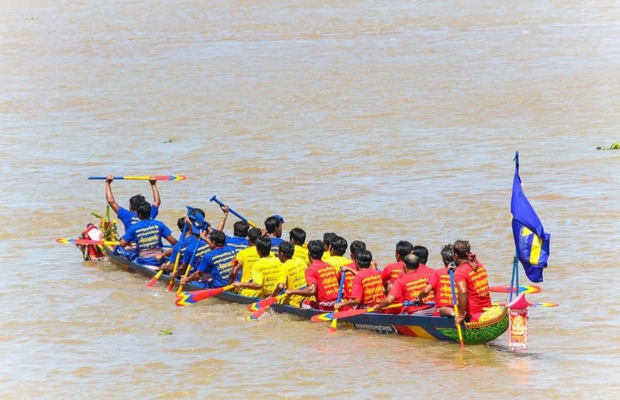 ទូក ង «​ខ្មែរ​កម្ពុជា​ក្រោម​មានជ័យ​» ចូលរួមប្រកួតប្រណាំងទូក នៅ​ថ្ងៃទី ១ នៃ​ព្រះ​រាជពិធី​បុណ្យអុំទូក​ ឆ្នាំ២០១៨។ រូបភាព៖ ហ្វេសប៊ុក The Indigenous Khmer-Krom Peoples in Kampuchea-Krom