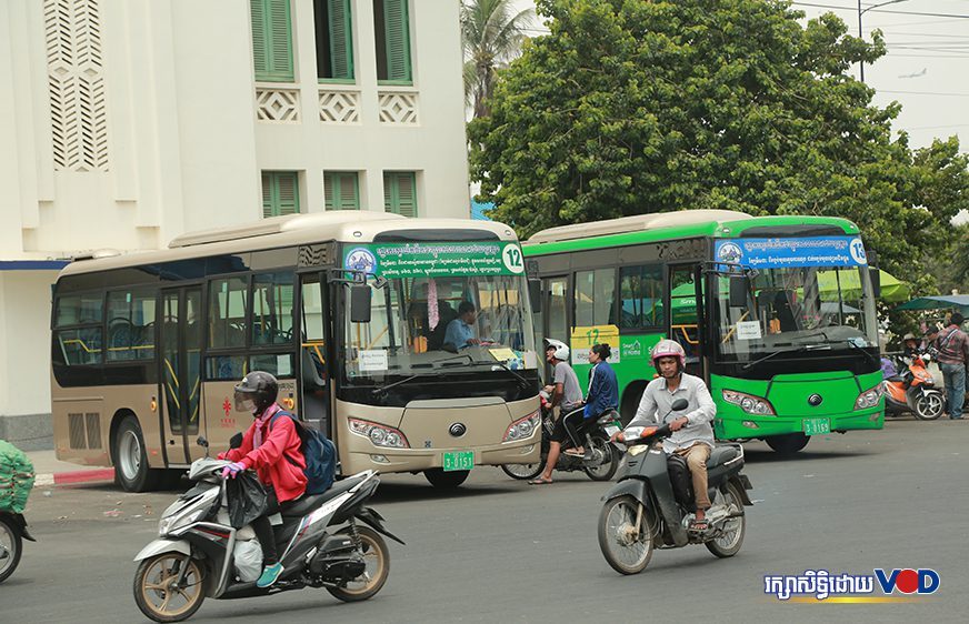 រថយន្តក្រុងរបស់សាលាក្រុងភ្នំពេញ ដែលដាក់ដំណើរការអោយពលរដ្ឋធ្វើដំណើរទៅខេត្តផ្សេងៗក្នុងឱកាសបុណ្យចូលឆ្នាំប្រពៃណីជាតិខ្មែរ ឆ្នាំ២០១៩។ រូបភាព៖ ហេង វិចិត្រ