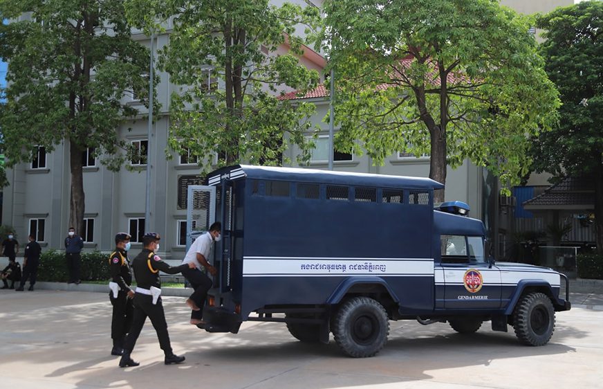 នារសៀលថ្ងៃទី២៣ ខែសីហា ឆ្នាំ២០២១ សមត្ថកិច្ចជំនាញនៃការិយាល័យប្រឆាំងបទល្មើសព្រហ្មទណ្ឌ កងរាជអាវុធហត្ថរាជធានីភ្នំពេញ បានបញ្ជូនជនសង្ស័យ០១នាក់ ទៅសាលាដំបូងរាជធានីភ្នំពេញ ដើម្បីផ្តន្ទាទោសតាមនីតិវិធីច្បាប់ ពាក់ព័ន្ធករណី ក្លែងបន្លំជាសមត្ថកិច្ចដាក់កុងត្រូលជជុះឃាត់រថយន្តដឹកបន្លែរបស់ពលរដ្ឋ ដើម្បីសម្លុតគំរាមកំហែងទារប្រាក់។ (ហ្វេសប៊ុក៖ Phnom Penh Gendarmerie)