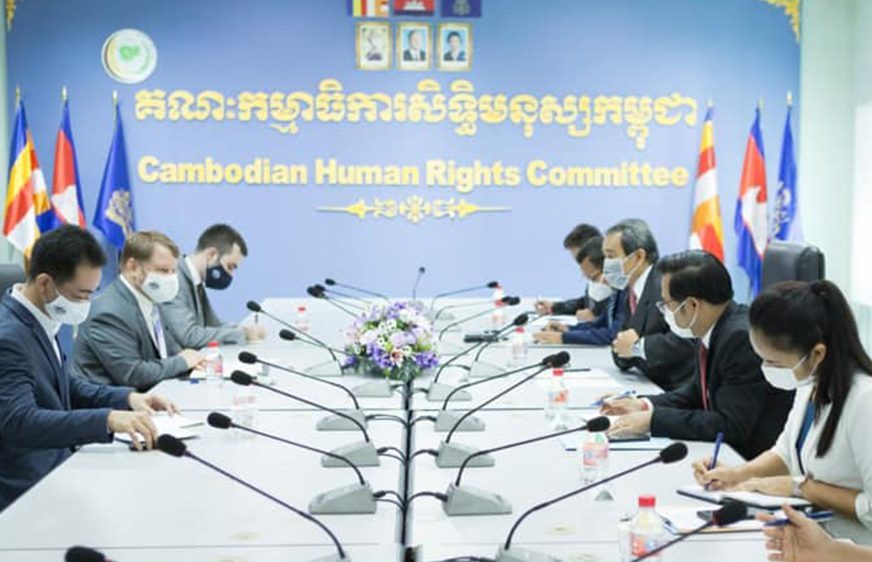 ថ្ងៃទី១៤ ខែមិថុនា ឆ្នាំ២០២១ លោក កែវ រ៉េមី ប្រធានគណៈកម្មាធិការសិទ្ធិមនុស្សកម្ពុជា បានទទួលជួបលោក Luke Arnold អគ្គរាជទូតស្តីទី អូស្រ្តាលីប្រចាំកម្ពុជា ដើម្បីពិភាក្សាការងារពាក់ព័ន្ធនឹងស្ថានភាពសិទ្ធិមនុស្សនៅកម្ពុជា និងវឌ្ឍនភាពការងារពាក់ព័ន្ធនឹងការរៀបចំសេចក្តីព្រាងច្បាប់ស្តីពីការបង្កើតស្ថាប័នសិទ្ធិមនុស្សជាតិ។ (ហ្វេសប៊ុក៖ Cambodian Human Rights Committee)