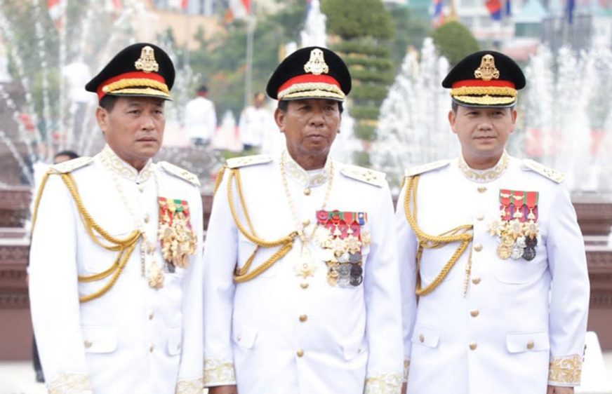 (ឆ្វេង) លោក វង្ស ពិសេន អគ្គមេបញ្ជាការនៃកងយោធពលខេមរភូមិន្ទ (កណ្ដាល) លោក ទៀ បាញ់ រដ្ឋមន្ត្រីក្រសួងការពារជាតិ និង (ស្ដាំ) លោក ហ៊ុន ម៉ាណែត អគ្គមេបញ្ជាការរងនៃកងយោធពលខេមរភូមិន្ទ។