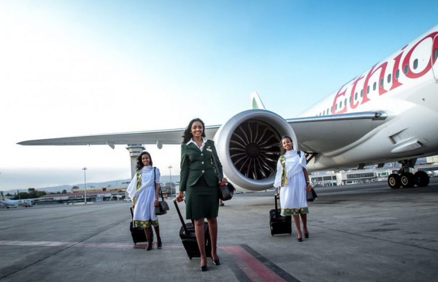 នារី​អាកាសចរណ៍​នៃ​ក្រុមហ៊ុន​ Ethiopian Airlines ធ្វើ​ដំណើរ​ចាក​ចេញ​ពី​យន្តហោះ​មួយ​គ្រឿង។ រូបថត៖ Ethiopian Airlines