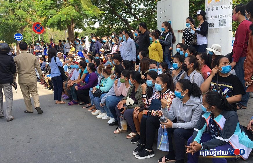 បុគ្គលិកណាហ្គាវើលតវ៉ាស្នើសុំអន្តរាគមន៍ពីរដ្ឋាភិបាលចំពោះបញ្ហាប្រាក់ប្រចាំខែ នៅមុខក្រសួងការងារ នៅព្រឹកថ្ងៃទី១៦ ខែមិថុនា ឆ្នាំ២០២០។ (ខាន់ លក្ខិណា)