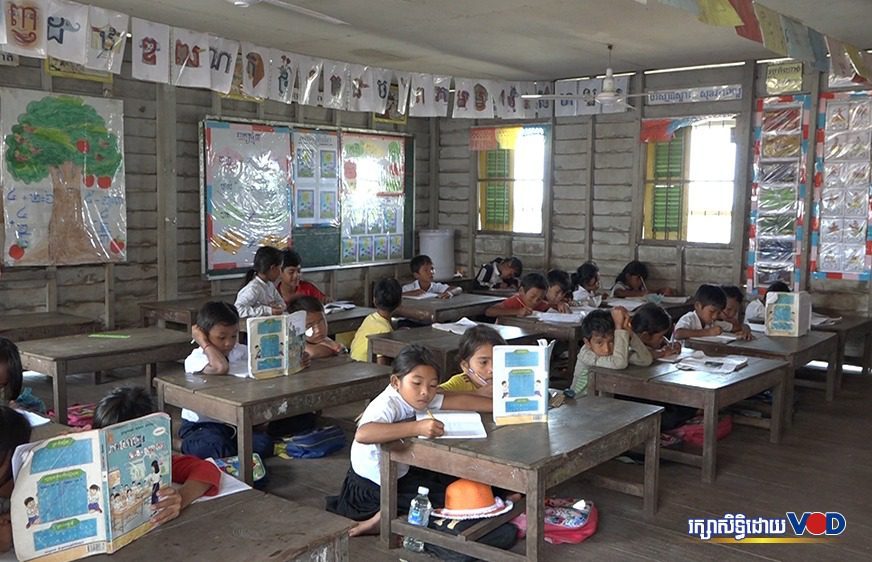 សិស្សានុសិស្សមួយចំនួនកំពុងសិក្សារៀនសូត្រនៅក្នុងថ្នាក់រៀននៃសាលាបឋមសិក្សាកំពង់ព្រះ ស្ថិតនៅភូមឆ្នុកទ្រ ស្រុកបរិបូណ៌ ខេត្តកំពង់ឆ្នាំង ថ្ងៃទី១០ ខែវិច្ឆិកា ឆ្នាំ២០២០។ (ហ៊ី ឆាយ)