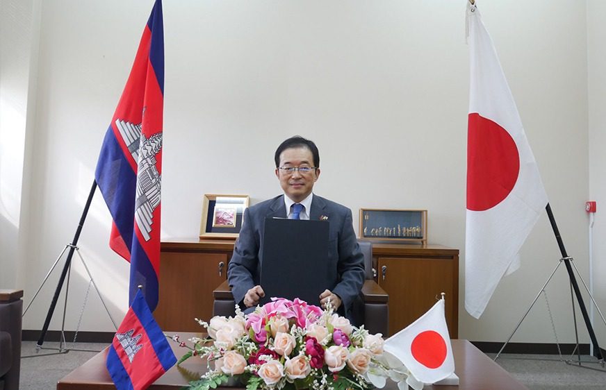 លោក មិកាមិ ម៉ាសាហ៊ីរ៉ូ ឯកអគ្គរាជទូតជប៉ុនប្រចាំព្រះរាជាណាចក្រកម្ពុជា ចុះហត្ថលេខាលើលិខិតប្តូរសារសម្រាប់ហិរញ្ញប្បទានឥតសំណងរបស់ជប៉ុនលើ“គម្រោងអភិវឌ្ឍន៍ប្រព័ន្ធចរាចរណ៍នាវានៅកំពង់ផែស្វយ័តក្រុងព្រះសីហនុ” ដែលមានទឹកប្រាក់ប្រមាណ១០លាន៨សែនដុល្លារអាមេរិក នៅថ្ងៃទី១ ខែមីនា ឆ្នាំ២០២១។ (ហ្វេសប៊ុក៖ Embassy of Japan in Cambodia ស្ថានទូតជប៉ុននៅកម្ពុជា)