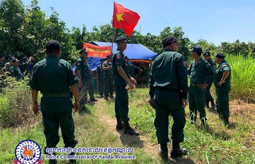 កាលពី​ថ្ងៃទី២៦ ខែមេសា ឆ្នាំ២០២០ មន្ត្រីស្នងការនគរបាល​ខេត្ត​កណ្ដាល បាន​ចុះ​ពិនិត្យ​តាម​បណ្ដោយ​ព្រំដែន​ស្ថិតនៅ​ស្រុក​កោះធំ​ ខេត្ត​កណ្ដាល ដោយឃើញតង់​ចំនួន ៩កន្លែងដែល​ទាហាន​វៀតណាមសាងសង់​នៅ​តំបន់​ភាគី​កម្ពុជា​-វៀតណាម​មិនទាន់​ឯកភាព​គ្នា។ (ស្នងការដ្ឋាននគរបាលខេត្តកណ្តាល - Police Commissariat Of Kandal Province)