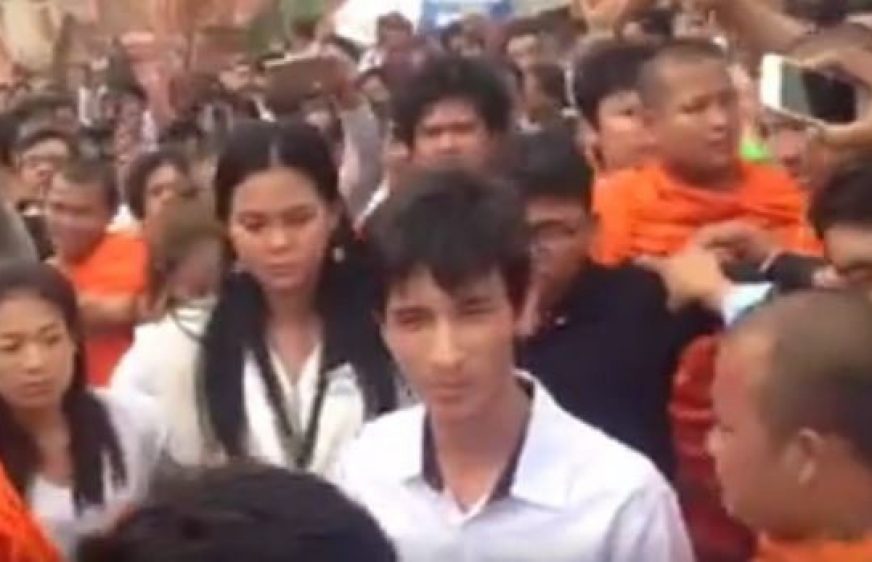 ធី សុវណ្ណថា និង ស្រី ចំរើន ត្រូវបានបណ្ដេញចេញពីកន្លែងគោរពសពលោក កែម ឡី (រូបភាពពីហ្វេសប៊ុក)