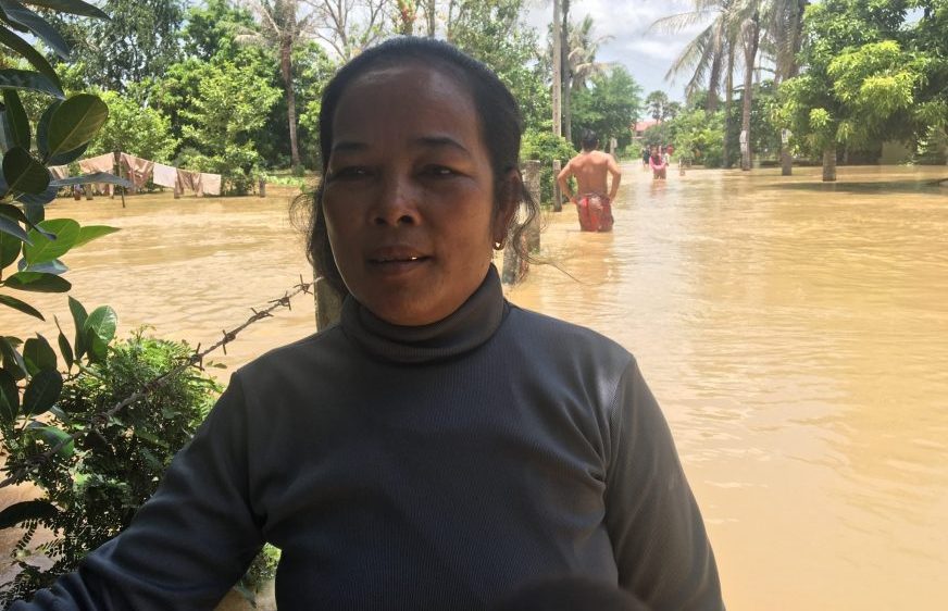 ពលរដ្ឋរស់នៅតំបន់ទឹកជំនន់នៅភ្នំពេញ(រូប ដោយ ខាន់ លក្ខិណា)