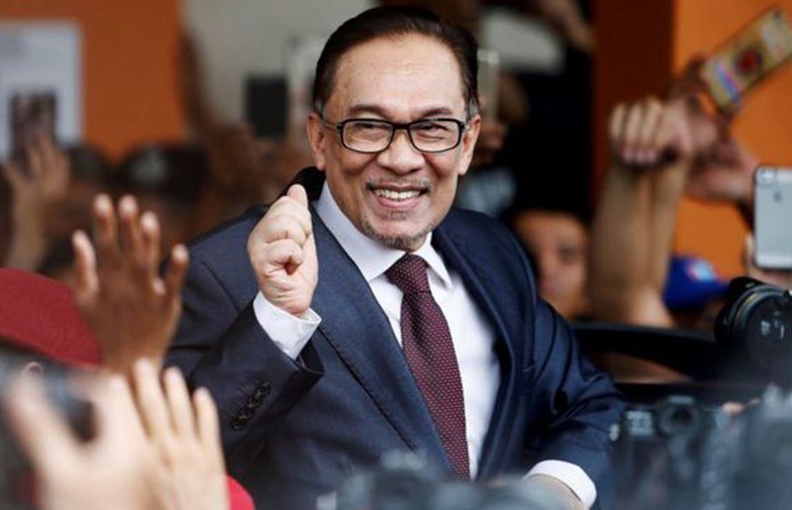 អតីតមេដឹកនាំគណបក្សប្រឆាំងលោក Anwar Ibrahim ស្វាគមន៍អ្នកគាំទ្របន្ទាប់ពីលោកត្រូវបានដោះលែងពីមន្ទីរពេទ្យ Cheras Rehabilitation នៅទីក្រុងគូឡាឡាំពួកាលពីថ្ងៃទី 16 ខែឧសភាឆ្នាំ 2018 ។
រូបភាព៖ CNN News