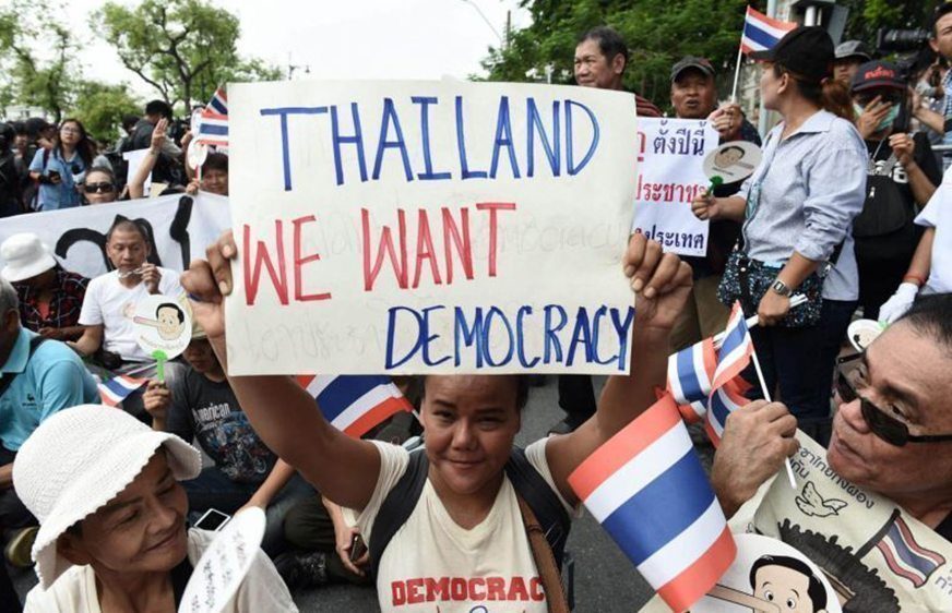 បាតុករបានប្រមូលផ្តុំគ្នានៅជិតរបាំងផ្លូវប៉ូលិសមួយនៅខាងក្រៅសាកលវិទ្យាល័យ Thammasat ក្នុងអំឡុងបាតុកម្មមួយនៅទីក្រុងបាងកកនៅថ្ងៃទី 22 ខែឧសភាឆ្នាំ 2018
រូបភាព៖ AFP