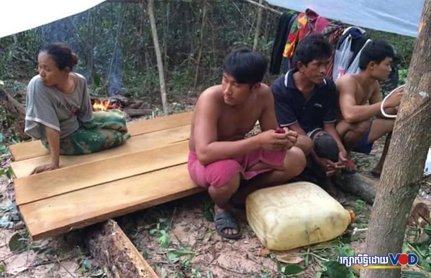 អ្នកលួចកាប់បំផ្លាញព្រៃឈើនៅតំបន់ព្រៃការពារព្រះរកា (ដោយ បូ សាវី)