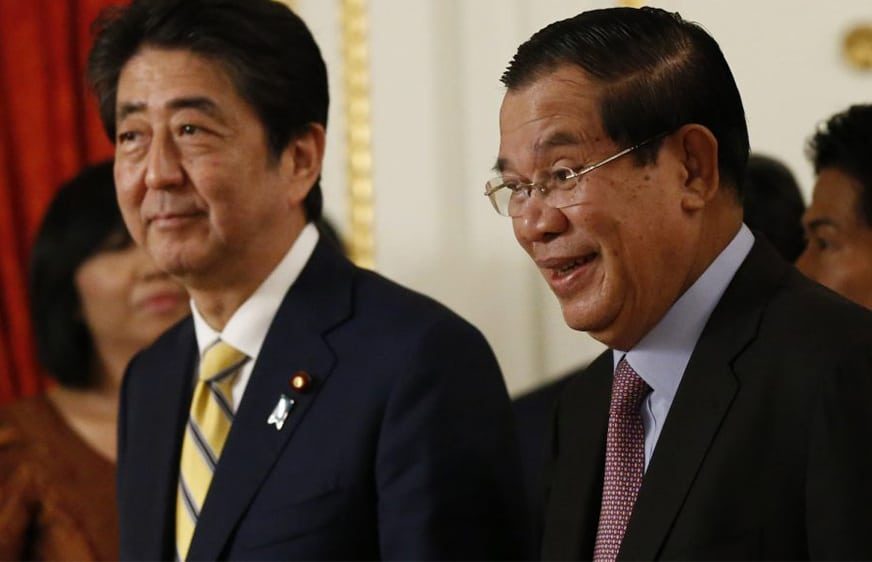 លោក ហ៊ុន សែន នាយករដ្ឋមន្ត្រីនៃប្រទេសកម្ពុជានិងនាយករដ្ឋមន្ត្រីជប៉ុនលោកស៊ីនហ្សូ អាបេ (Shinzo Abe) ក្នុងទីក្រុងតូក្យូថ្ងៃទី 7 ខែសីហាឆ្នាំ 2017 ។ រូបថត: AFP / Toru Hannai / Pool