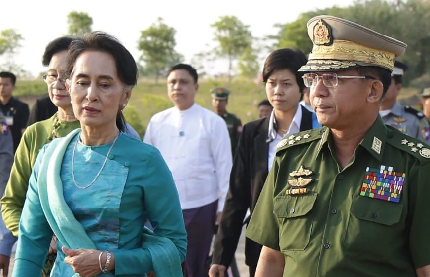 លោកស្រី អង់សាន ស៊ូជី និងប្រមុខកងទ័ពមីយ៉ាន់ម៉ា​ឧត្តមសេនី លោក Min Aung Hlaing (រូបភាព៖ EPA/ scmp)