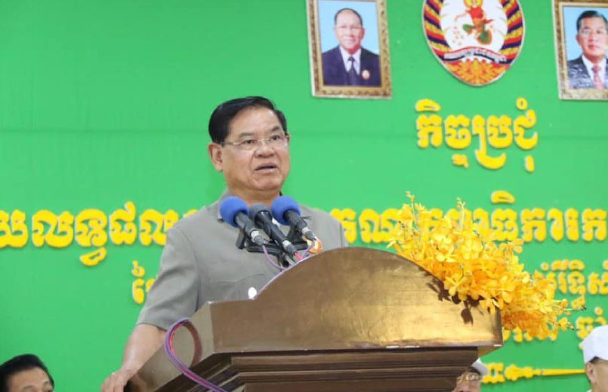 លោក ស ខេង អនុប្រធានគណបក្សប្រជាជនកម្ពុជា និងជាប្រធានក្រុមការងារថ្នាក់កណ្ដាលចុះជួយខេត្តបាត់ដំបង និងខេត្តព្រៃវែង បានអញ្ជើញជាអធិបតី ពិធីផ្សព្វផ្សាយលទ្ធផលសន្និបាតគណៈកម្មាធិការកណ្ដាលលើកទី៤១ អាណត្តិទី៥ របស់គណបក្សប្រជាជនកម្ពុជា នាព្រឹកថ្ងៃសៅរ៍ ទី២៦ ខែមករា ឆ្នាំ២០១៩ នៅខេត្តបាត់ដំបង។ រូបភាព៖ ហ្វេសប៊ុក Samdech Krolahom Sar Kheng, Cambodian Deputy Prime Minister