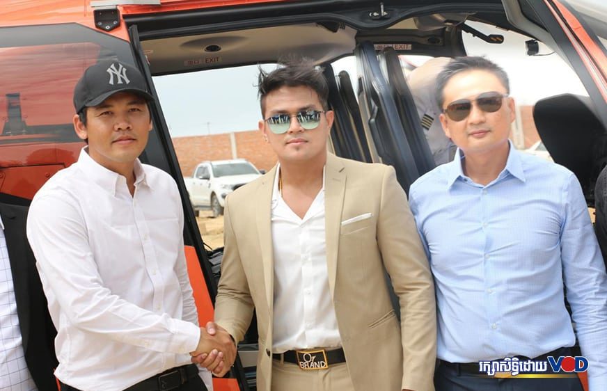 លោក ខេមរៈ សិរីមន្ត (រូបកណ្ដាល)