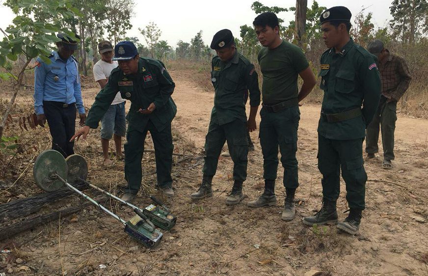 អាជ្ញាធរសមត្ថកិច្ចចង្អុលបង្ហាញពីឧបករណ៍ដោះមីនរបស់អ្នកស៊ីឈ្នួលដោះមីន ក្រោយពីមានហេតុការណ៍ផ្ទុះគ្រាប់មីនពីការដោះនោះ ស្ដិតនៅភូមិសែនសំ ឃុំអូរស្វាយ ស្រុកត្រពាំងប្រាសាទ នៅថ្ងៃទី ១៤​ ខែមិនា​ ឆ្នាំ​២០១៩​។ រូបភាព៖ ហ្វេសប៊ុក HENG Ratana