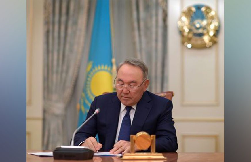 ប្រធានាធិបតីរបស់កាហ្សាក់ស្ថាន Nursultan Nazarbayev បានសរសេរបញ្ជាក់មួយ ក្នុងអំឡុងពេលដែលមានអាស័យដ្ឋានទូរទស្សន៍មួយដើម្បីជូនដំណឹងអំពីការលាលែងពីតំណែងរបស់លោកនៅ Astana, កាហ្សាក់ស្ថានកាលពីថ្ងៃទី 19 ខែមីនា ឆ្នាំ 2019 ។ រូបភាព៖ REUTERS ATTENTION EDITORS