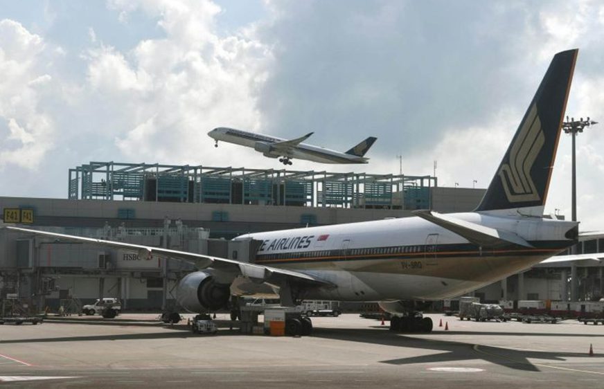 យន្តហោះក្រុមហ៊ុនអាកាសចរណ៍សិង្ហបុរី នៅអាកាសយានដ្ឋានឆាងជី។ ជើងហោះហើរ SQ Flight 423 ត្រូវបានគេបញ្ជូនទៅកាន់អាកាសយានដ្ឋានឆាងជី ដោយសុវត្ថិភាព នៅប្រហែលម៉ោង 8 ព្រឹក ថ្ងៃទី២៦ ខែមីនា ឆ្នាំ២០១៩។ (Straits Times / Asia News Network / File)
