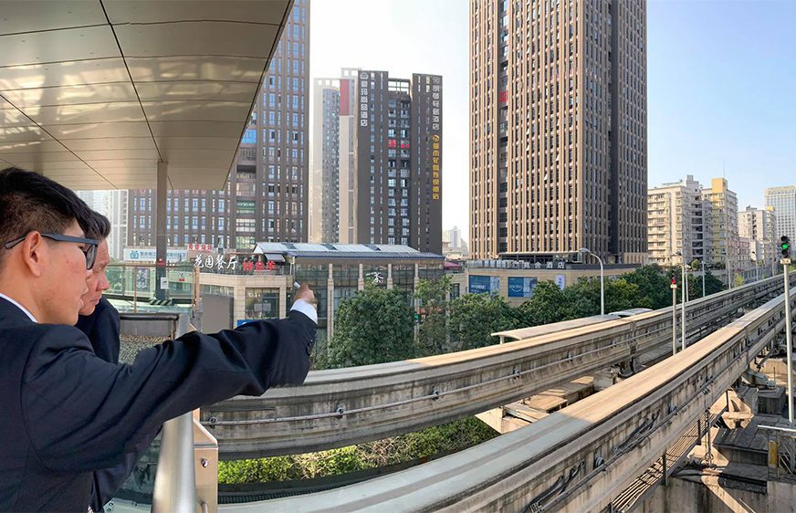 ទស្សនកិច្ចសិក្សា​ ប្រព័ន្ធរថភ្លេីងទំនេីបប្រភេទ Monorail នៅរោងជួសជុលថែទាំរថភ្លេីង​ និងចុះពិនិត្យនៅតាមទីតាំងស្ថានីយ​មួយចំនួន ព្រមទាំងជិះសាកល្បងរថភ្លេីងប្រភេទនេះ​​ ក្នុងក្រុង​ Chongqing ប្រទេសចិន​ នាថ្ងៃទី២៥​ ខែមីនា​ ឆ្នាំ២០១៩​ ដឹកនាំដោយ​ លោកទេសរដ្ឋមន្ត្រី​ ស៊ុន​ ចាន់ថុល​ រដ្ឋមន្ត្រីក្រសួង​សាធារណការ​ និងដឹកជញ្ជូន។ រូបភាព៖ ហ្វេសប៊ុក ក្រសួងសាធារណការ និងដឹកជញ្ជូន Ministry of Public Works and Transport - MPWT