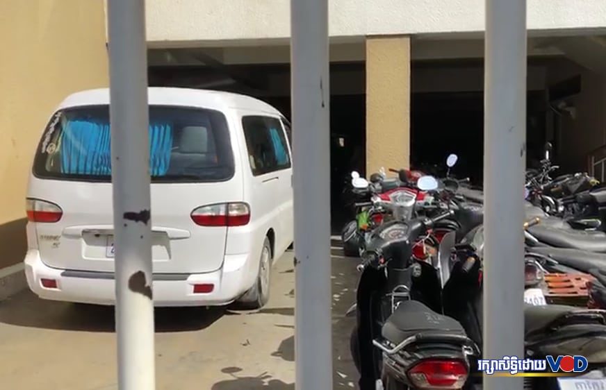 សមត្ថកិច្ច​បញ្ជូន​ស្ត្រី​រកស៊ី​ពពោះ​ជំនួស ទៅ​តុលាការ ព្រឹក​ថ្ងៃទី ២៥ មិថុនា ២០១៨ (រូបភាព៖ ហ៊ុន សិរី​វឌ្ឍន៍​)