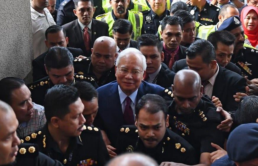 អតីតនាយករដ្ឋមន្ត្រីម៉ាឡេស៊ីលោក ណាជីប រ៉ាហ្សាក់ (Najib Razak) មកដល់តុលាការគួឡាឡាំពួរ ថ្ងៃទី ០៤ កក្កដា ២០១៨។ (រូបថត: Mohd Rasfan / AFP)