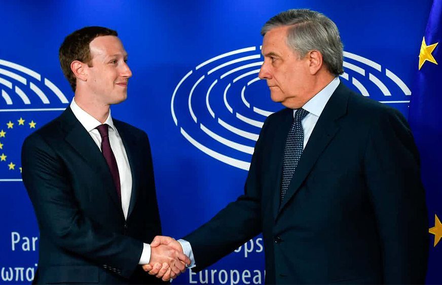 លោក Mark Zuckerberg និងប្រធានសភាអឺរ៉ុបលោក Antonio Tajani នៅទីក្រុងប្រ៊ូសែល។ (រូបភាព AFP)