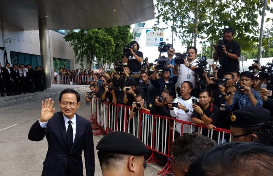 Former Thai prime minister Somchai Wongsawat greets supporters as he arrives at the Supreme Court in Bangkok