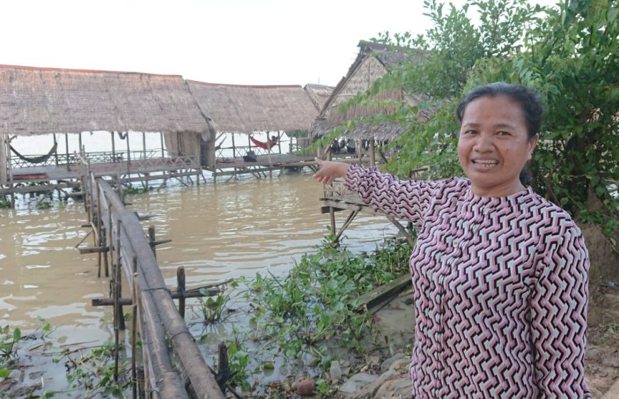 អ្នកស្រី សួស ស្រីគង់ អាជីវករលក់ចំណីអារហារនៅរមណីយដ្ឋានទន្លេបាទី ខេត្តតាកែវ ចង្អុលបង្ហាញខ្ចុះឬរោងទទួលភ្ញៀវរបស់គាត់នៅថ្ងៃទី២៣ ខែតុលា ឆ្នាំ២០២២។ (ទួក ពិសិដ្ឋ)