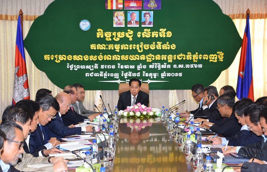 កិច្ចប្រជុំលើកទី១ គណៈកម្មការរៀបចំទីតាំងគម្រោងសាងសង់អាកាសយានដ្ឋានអន្តរជាតិភ្នំពេញថ្មី ថ្ងៃទី២៨ ខែកុម្ភៈ ឆ្នាំ២០១៩។ រូបភាព៖ ហ្វេសប៊ុក Ministry of Land Management, Urban Planning and Construction Cambodia