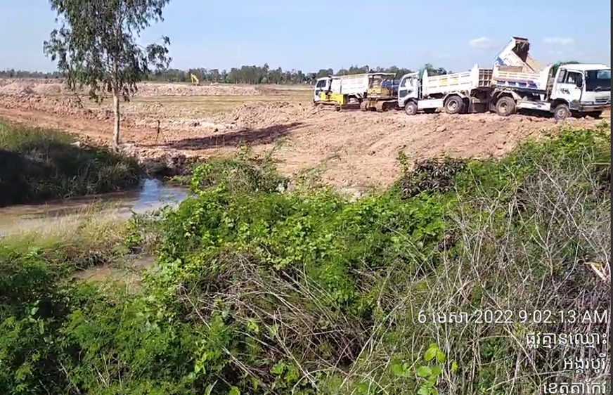 គ្រឿងចក្រដែលពលរដ្ឋអះអាងថាបានចាក់ដីលុបប្រឡាយមួយកន្លែងនៅស្រុកអង្គរបូរី ខេត្តតាកែវ ថ្ងៃទី០៦ ខែមេសា ឆ្នាំ២០២២។