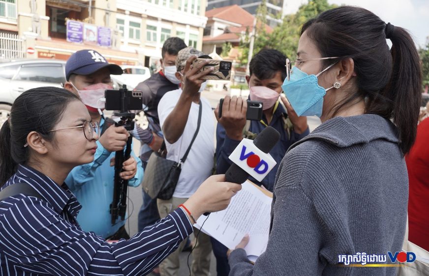 កូដករណាហ្គាវើលដ៍ឈ្មោះ សុន ស្រីពេជ្រ ផ្ដល់បទសម្ភាសអំឡុងតំណាងកូដករណាហ្គាវើលដ៍ ៣រូប ដាក់ពាក្យសុំពន្យារពេលចូលឆ្លើយបំភ្លឺ តាមដីកាកោះរបស់ចៅក្រមសាលាដំបូងរាជធានីភ្នំពេញ​​ ​ពាក់ព័ន្ធបណ្ដឹងរបស់ក្រុមហ៊ុន​ ក្រោមហេតុផលថាពួកគេមិនទាន់មានមេធាវី និងមិនទាន់បានត្រៀមខ្លួនរួចរាល់នៅឡើយ ព្រឹកថ្ងៃទី៣០ ខែវិច្ឆិកា ឆ្នាំ២០២២។