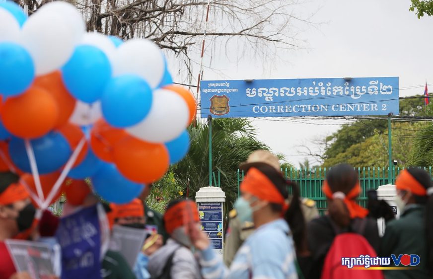 ក្រុមកូដករណាហ្គាវើលដ៍ប្រមាណ ៥០នាក់ ប្រមូលផ្តុំគ្នាបង្ហោះប៉ោងៗនៅពីមុខពន្ធនាគារព្រៃស រាជធានីភ្នំពេញ ដោយថា ដើម្បីបញ្ជាក់ទៅកាន់ក្រសួងការងារ និងស្ថាប័នពាក់ព័ន្ធ ចំពោះជំហរបន្តធ្វើកូដកម្មរហូតដល់មានដំណោះស្រាយ និងទាមទារដោះលែងប្រធានសហជីព កញ្ញា ឈឹម ស៊ីថរ ព្រមទាំងទម្លាក់រាល់បទចោទប្រកាន់នានា ថ្ងៃទី១០ ខែមករា ឆ្នាំ២០២៣។