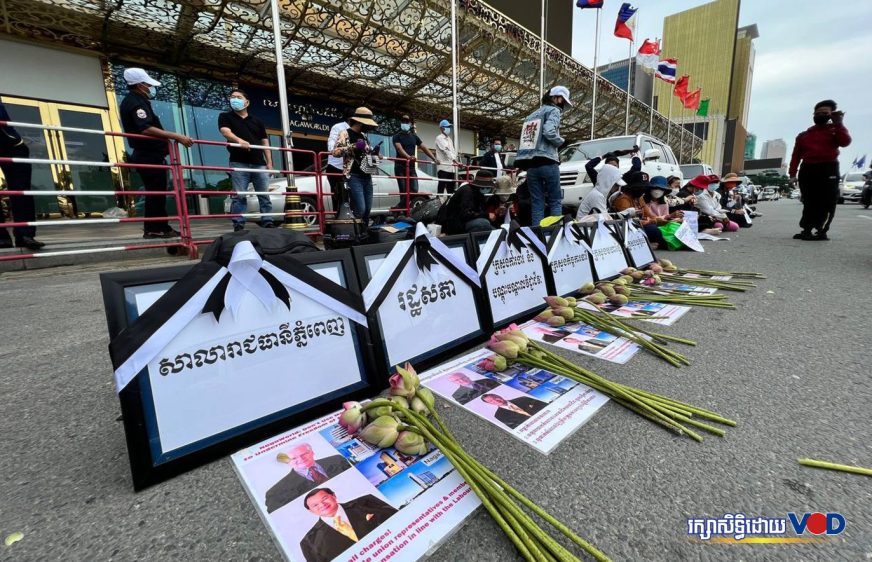 កូដករ​ណាហ្គាវើលដ៍បន្តសកម្មភាពតស៊ូមតិដោយសន្តិវិធី ដោយបានធ្វើពិធីកាន់ទុក្ខនិងសរសេរឈ្មោះក្រសួងស្ថាប័នថ្នាក់ជាតិនៅលើស៊ុមរូបថតផង ដើម្បីជំរុញ​ឱ្យ​ថៅកែ​ក្រុម​ហ៊ុន និងក្រសួងស្ថាប័នរដ្ឋ​ រក​​ដំណោះស្រាយ​ការ​ងារដោយតម្លាភាព ថ្ងៃទី១៤ ខែតុលា ឆ្នាំ២០២២។ (កាយ ណារ៉ា)