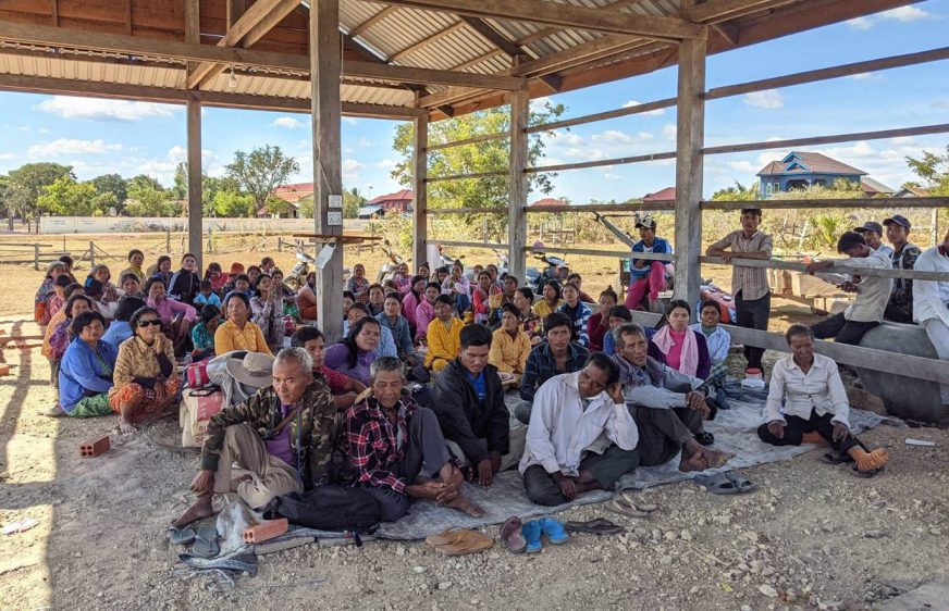 ថ្ងៃ​ទី​២១ ខែធ្នូ ឆ្នាំ២០២២​ ប្រជា​ពលរដ្ឋ​ប្រមាណ១០០នាក់ តំណាង​ពលរដ្ឋ​ជាង​២០០គ្រួសារកំពុង​មាន​ជម្លោះដីធ្លីជាមួយក្រុមហ៊ុនចិន (ឡាន​ហ្វេង និង ​រួយ​ហ្វេង) ស្ថិត​នៅ​ឃុំ​ប្រមេរ ស្រុកត្បែងមានជ័យ ខេត្តព្រះវិហារ បានឡើងទៅប្រមូល​ផ្ដុំនៅមុខ​តុលាការ ដើម្បីតាមដាន និងលើកទឹកចិត្តដល់តំណាងជនជាតិដើមភាគតិចកួយ ៥នាក់ បានទៅបំភ្លឺជាលើកទី២ តាម​ដីកា​កោះ​​​របស់​តុលាការ​ខេត្ត​ព្រះ​វិហារ ក្រោមបទចោទ «ការគំរាមកំហែងថានឹងសម្លាប់ និងគំរាមកំហែងថានឹងធ្វើឱ្យខូចខាត» ទៅតាមបណ្តឹងរបស់បុគ្គលឈ្មោះ លី គឹមស្រេង ដែលបានធ្វើសកម្មភាព​ឈូសឆាយដីកំពុងមានជម្លោះរវាងពលរដ្ឋនិងក្រុមហ៊ុនចិន។