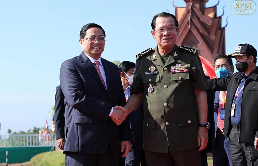 លោក ហ៊ុន សែន នាយករដ្ឋមន្ត្រីនៃព្រះរាជាណាចក្រកម្ពុជា និងលោក Phạm Minh Chính នាយករដ្ឋមន្ត្រីវៀតណាម ចាប់ដៃគ្នានៅថ្ងៃខួបលើកទី៤៥ នៃទិវាការចងចាំដំណើរឆ្ពោះទៅកាន់ការផ្ដួលរំលំរបបប្រល័យពូជសាសន៍ ប៉ុល ពត (២០ មិថុនា ១៩៧៧ - ២០ មិថុនា ២០២២) ស្ថិតនៅភូមិកោះថ្ម ឃុំទន្លូង ស្រុកមេមត់ ខេត្តត្បូងឃ្មុំ ថ្ងៃទី២០ ខែមិថុនា ឆ្នាំ២០២២។