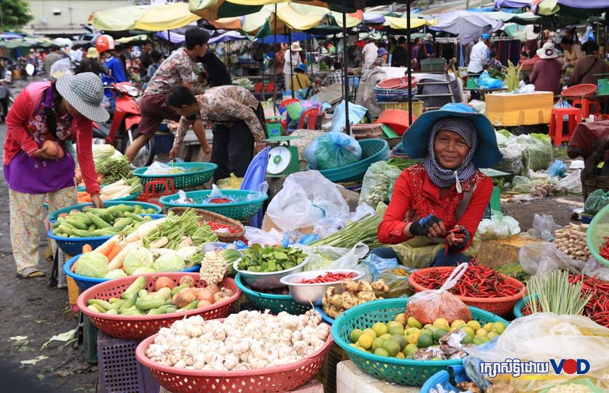 អ្នកលក់បន្លែនៅផ្សារដើមគ កាលពីពេលកន្លងទៅ (រូបភាព៖ សហការី)