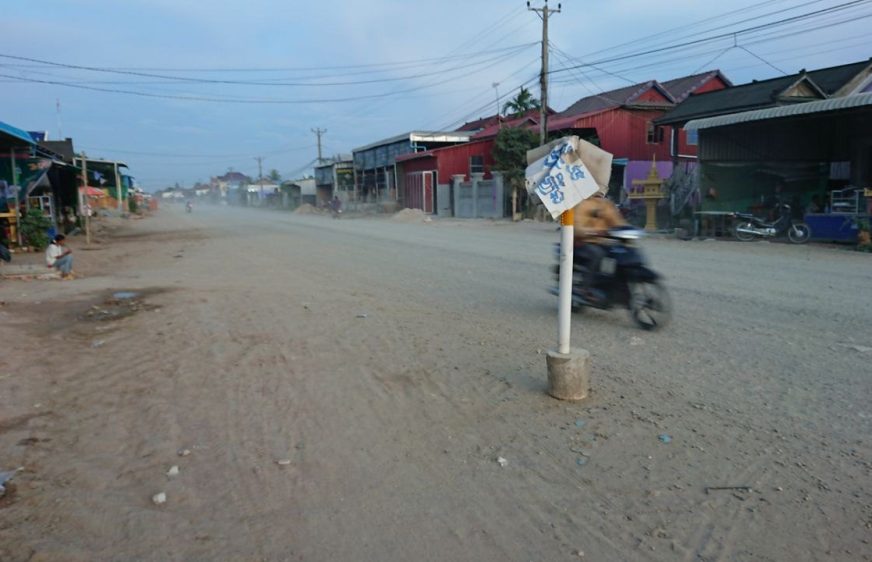 ប្រជាពលរដ្ឋកំពុងធ្វើដំណើរលើផ្លូវលេខ១២០ (B) ដែលតភ្ជាប់ពីផ្លូវជាតិលេខ២ ឆ្លងកាត់រមណីយដ្ឋានទន្លេបាទី ក្នុងឃុំក្រាំងធ្នង់ ស្រុកបាទី ខេត្តតាកែវ កាលពីថ្ងៃទី២៣ ខែតុលា ឆ្នាំ២០២២។ (សុត បាន)