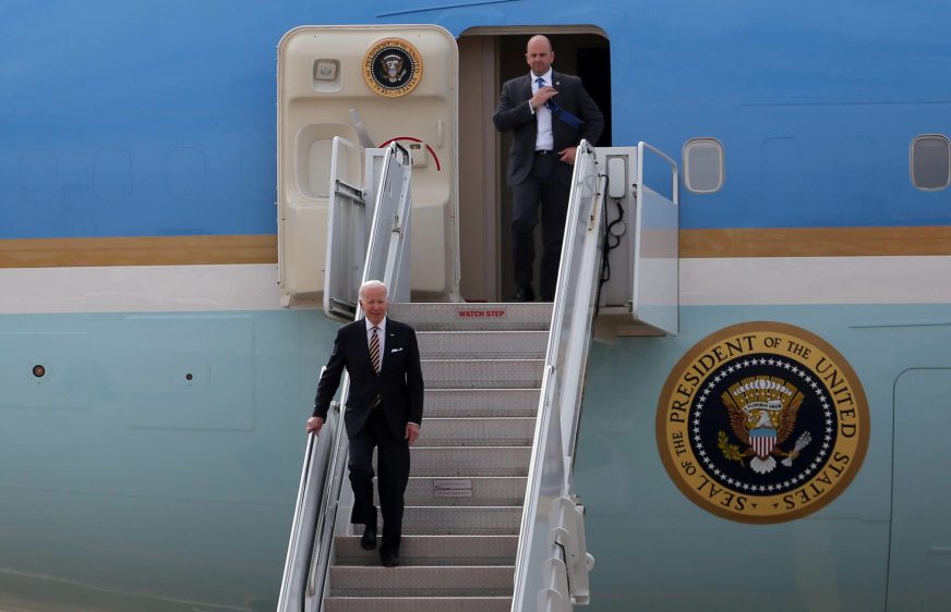 ប្រធានាធិបតីសហរដ្ឋអាមេរិក លោក ចូ បៃដិន បានអញ្ជើញចុះពីលើយន្តហោះនៅអាកាសយានដ្ឋានអន្តរជាតិភ្នំពេញនៅថ្ងៃព្រឹកថ្ងៃទី ១២ ខែវិច្ឆិកា ឆ្នាំ២០២២ ដើម្បីចូលរួមកិច្ចប្រជុំកំពូលអាស៊ាន-អាមេរិក។ (ហ៊ាង រង្សី)