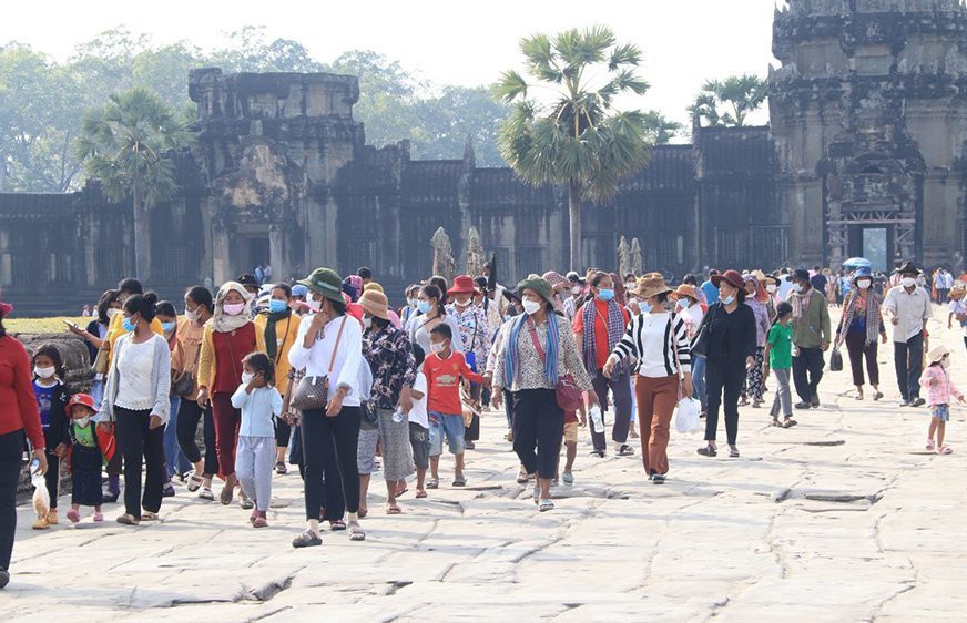 ប្រជាពលរដ្ឋរស់នៅសង្កាត់ក្របីរៀល ក្រុងសៀមរាប ជិត៣០០នាក់ បានធ្វើទស្សនាកិច្ចមើលពីការអភិវឌ្ឍ និងសមិទ្ធផលការងារនានាក្នុងរមណីយដ្ឋានអង្គរ ស្របពេលដែលអាជ្ញាធរជាតិអប្សរារៀបចំព្រឹត្តិការណ៍រំឭកគុណអង្គរ រយៈពេលបីថ្ងៃ ពីថ្ងៃទី១៤ ដល់ថ្ងៃទី១៦ ខែធ្នូ ឆ្នាំ២០២១។