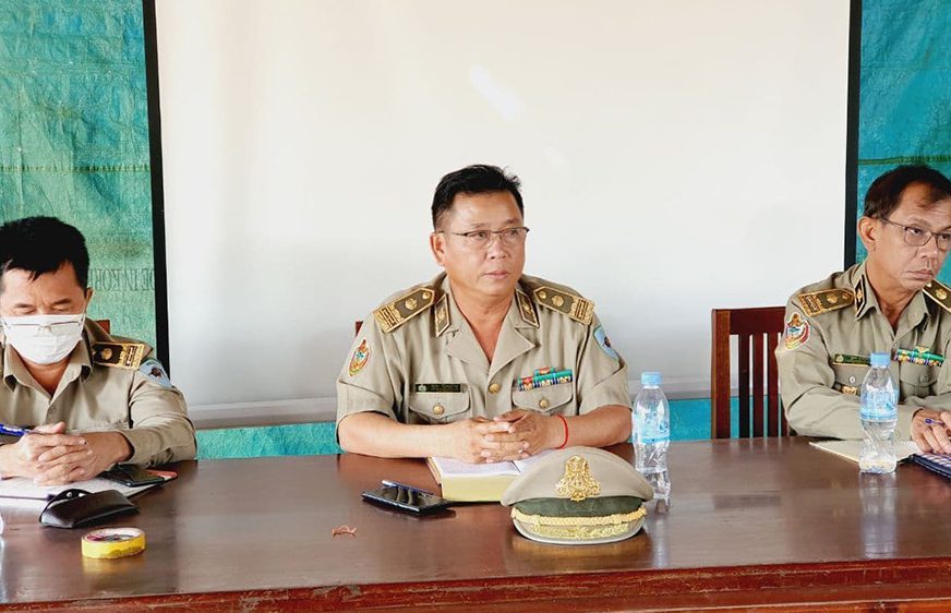 (កណ្ដាល) លោក ម៉ុង ប៊ុនលីម នាយខណ្ឌរដ្ឋបាលព្រៃឈើ ដឹកនាំកិច្ចប្រជុំបូកសរុបលទ្ឋផលការងារវិស័យព្រៃឈើឆ្នាំ២០២០ និងលើកផែនការអនុវត្តបន្តឆ្នាំ២០២១ របស់ខណ្ឌរដ្ឋបាលព្រៃឈើសៀមរាប កាលពីដើមឆ្នាំ២០២១។