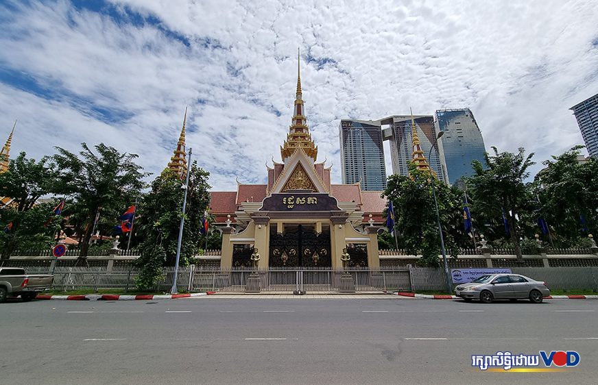 ទិដ្ឋភាពនៅពីមុខរដ្ឋសភា ក្រុងភ្នំពេញ ថ្ងៃទី២៥ ខែតុលា ឆ្នាំ២០២១។