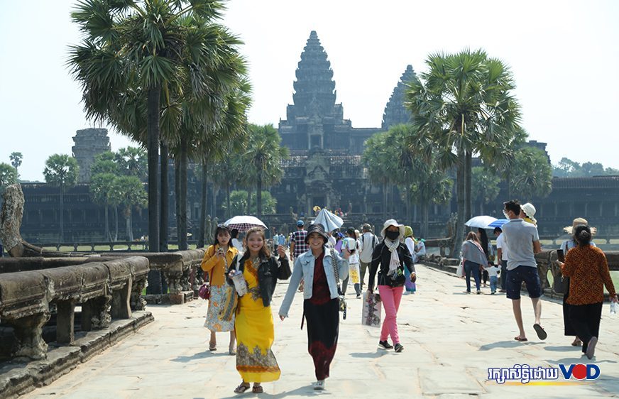 ភ្ញៀវទេសចរជាតិនិងអន្តរជាតិ មកកម្សាន្តនៅរមណីយដ្ឋានអង្គរវត្ត ខេត្តសៀមរាប ថ្ងៃទី១៣ ខែមីនា ឆ្នាំ២០២២។ (គួយ ឡង់ឌី)