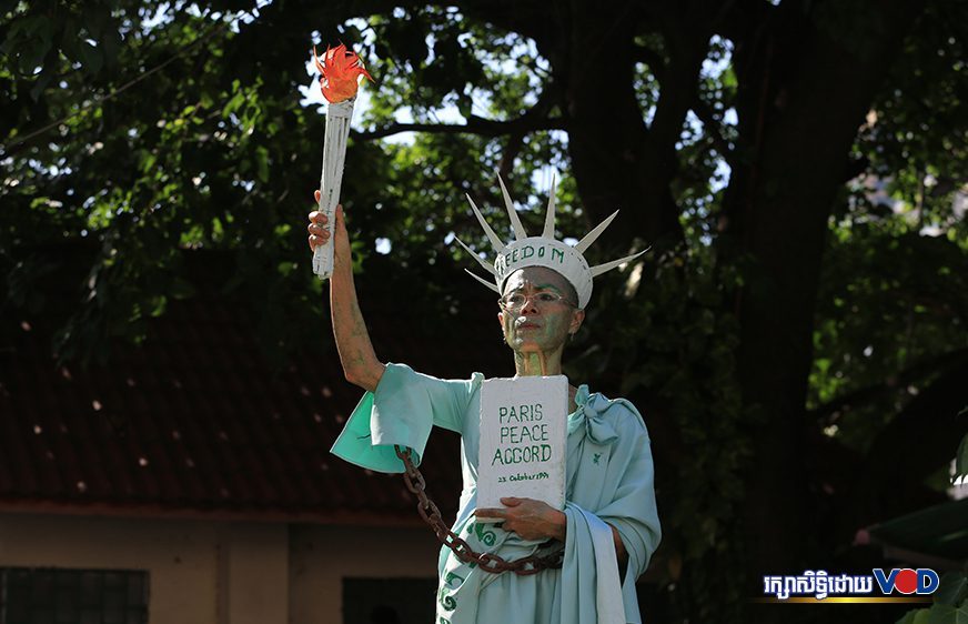 កញ្ញា សេង ធារី ឈរថ្លែងនៅមុខសាលាដំបូងរាជធានីភ្នំពេញ ក្នុងថ្ងៃប្រកាសសាលក្រមសាលាដំបូងរាជធានីភ្នំពេញ លើកញ្ញា និងសកម្មជនគណបក្សសង្គ្រោះជាតិដែលត្រូវតុលាការរំលាយ ពាក់ព័ន្ធបទចោទ «ញុះញង់ និងរួមគំនិតក្បត់» ថ្ងៃទី១៤ ខែមិថុនា ឆ្នាំ២០២២។ (ហ៊ាន រង្សី)