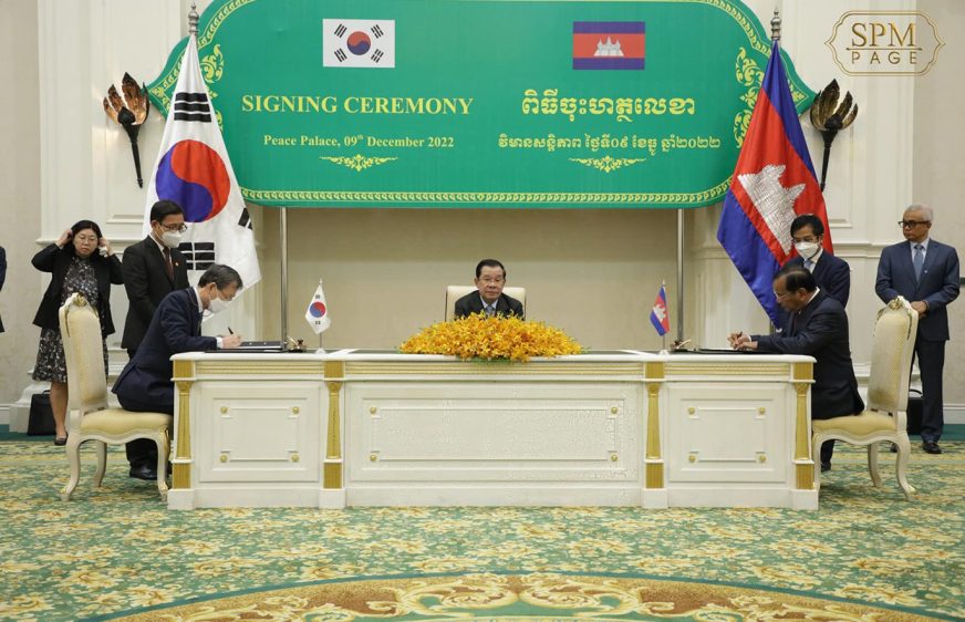 លោក ហ៊ុន សែន នាយករដ្ឋមន្ត្រីនៃព្រះរាជាណាចក្រកម្ពុជា បានអញ្ជើញជាអធិបតីក្នុងពិធីប្រគល់ និងទទួលប្រាក់កម្ចីសរុបជិត ២ពាន់លានដុល្លារអាមេរិក សម្រាប់គាំទ្រការអភិវឌ្ឍនៅកម្ពុជា នៅវិមានសន្តិភាព នៅព្រឹកថ្ងៃសុក្រ ទី០៩ ខែធ្នូ ឆ្នាំ២០២២។